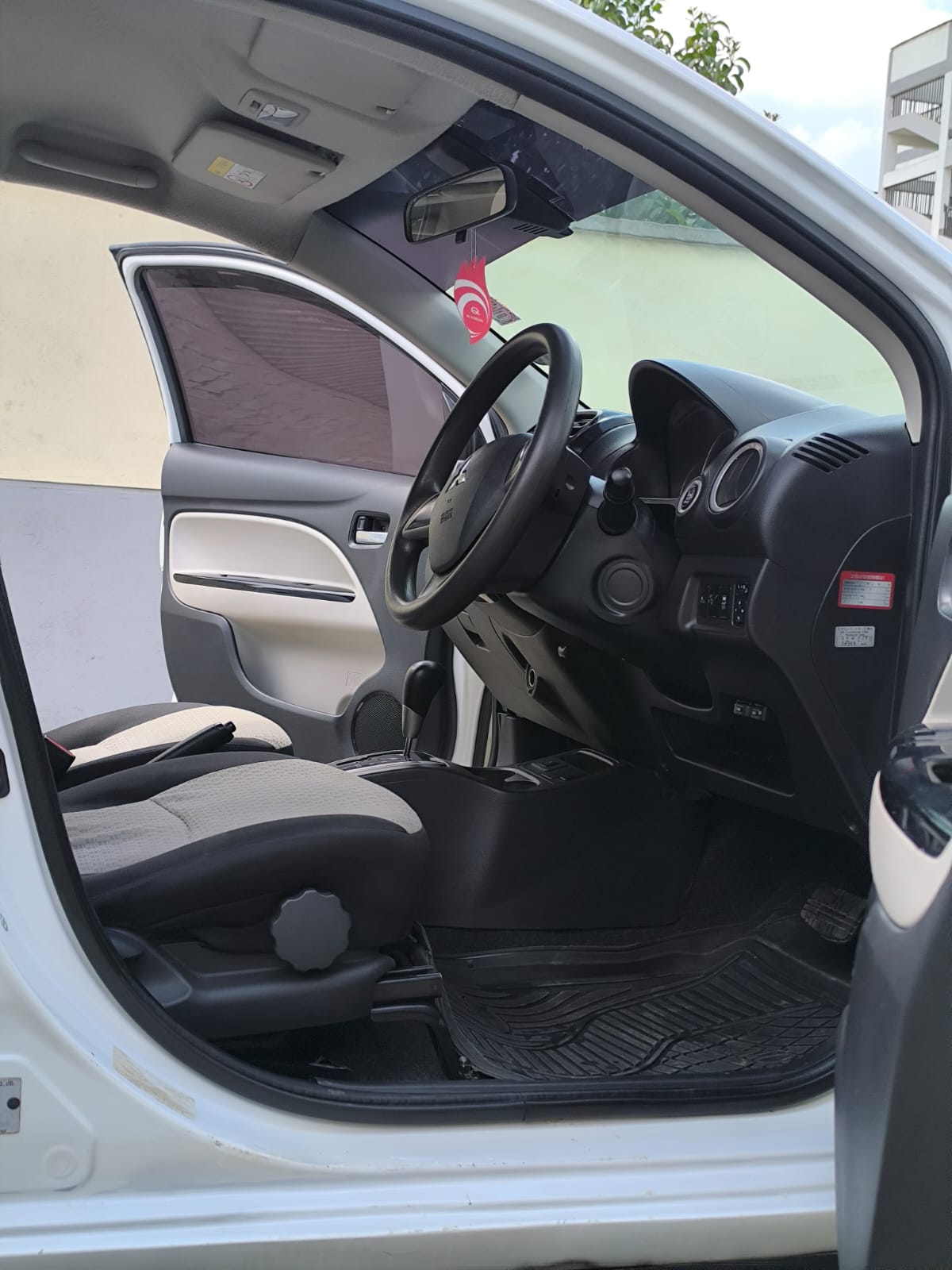 MITSUBISHI MIRAGE